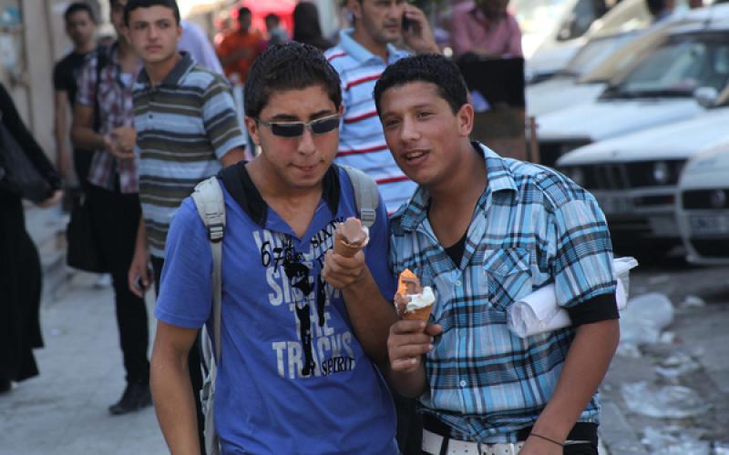 صور.. الهرب من لهيب الحر إلى "البراد"