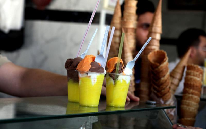صور.. الهرب من لهيب الحر إلى "البراد"