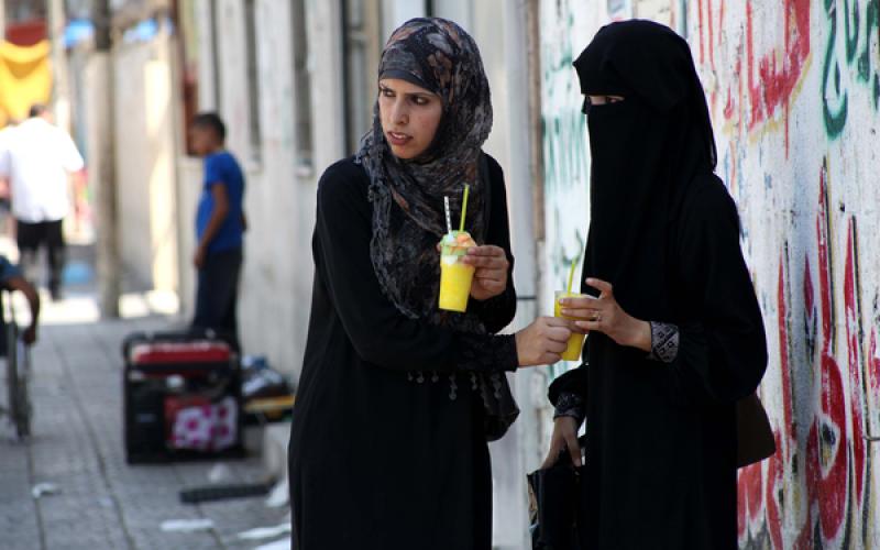 صور.. الهرب من لهيب الحر إلى "البراد"