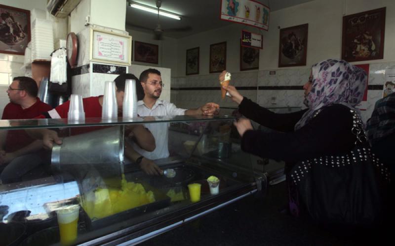 صور.. الهرب من لهيب الحر إلى "البراد"