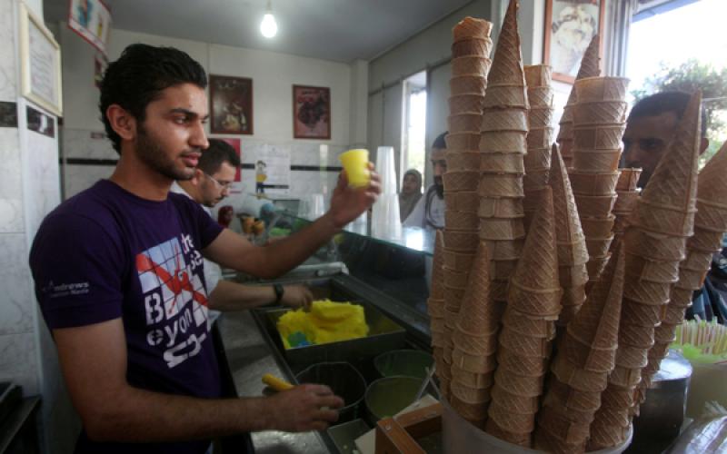 صور.. الهرب من لهيب الحر إلى "البراد"