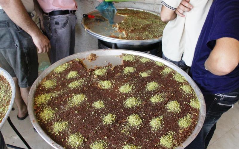 صور.. إقبال كبير على شراء الحلويات بغزة