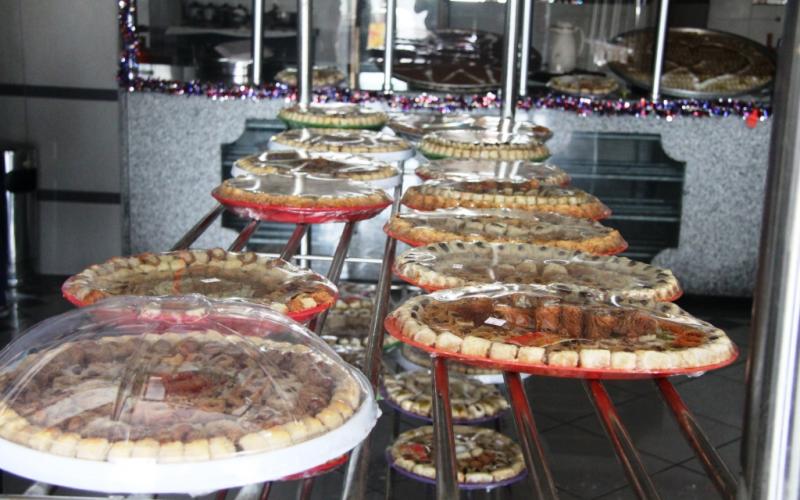 صور.. إقبال كبير على شراء الحلويات بغزة