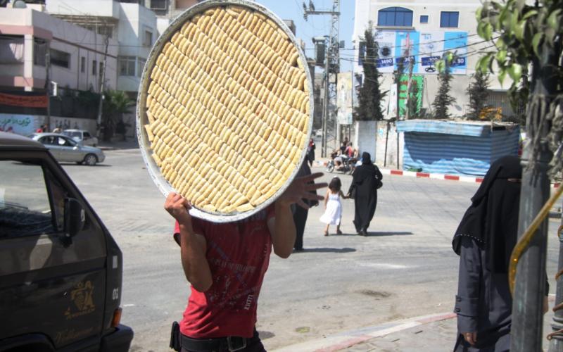 صور.. إقبال كبير على شراء الحلويات بغزة