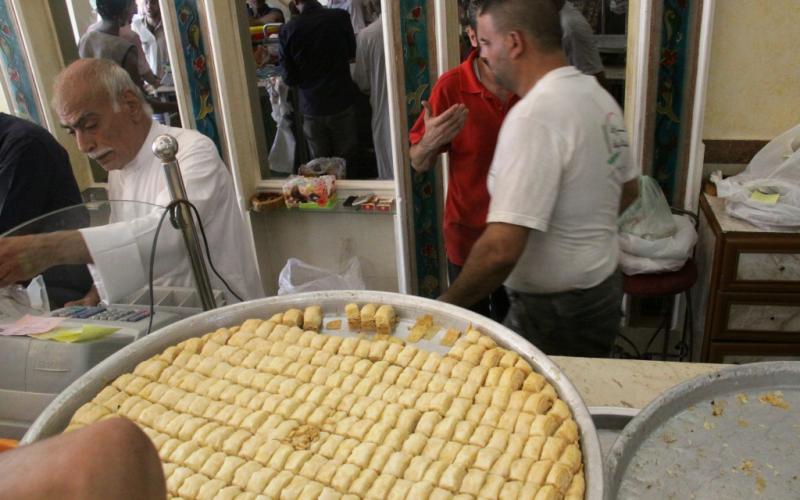صور.. إقبال كبير على شراء الحلويات بغزة