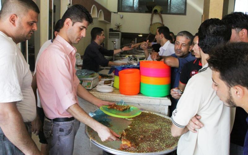 صور.. إقبال كبير على شراء الحلويات بغزة