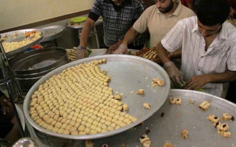 صور.. إقبال كبير على شراء الحلويات بغزة