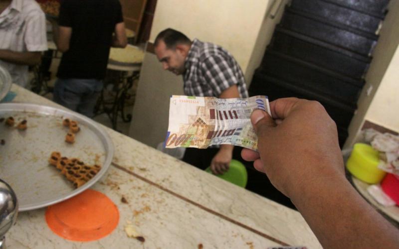 صور.. إقبال كبير على شراء الحلويات بغزة
