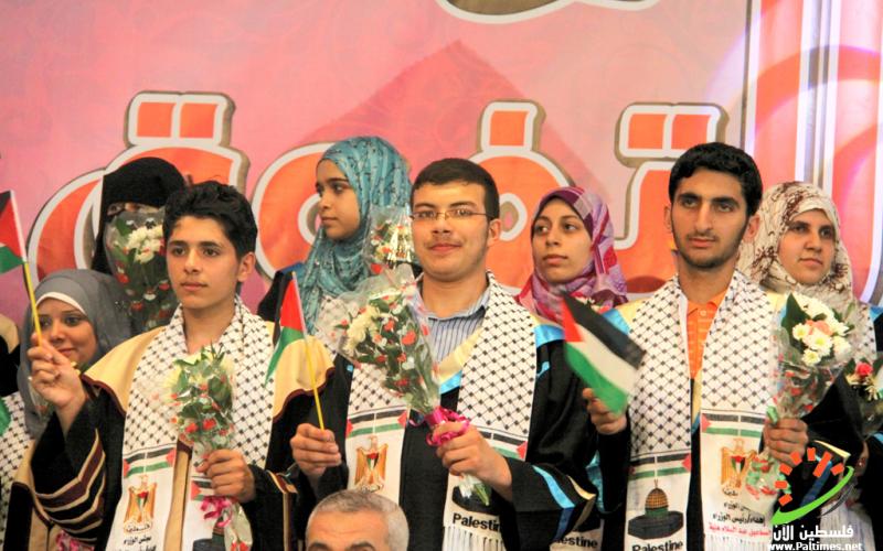 صور.. هنية يكرم أوائل التوجيهي بقطاع غزة