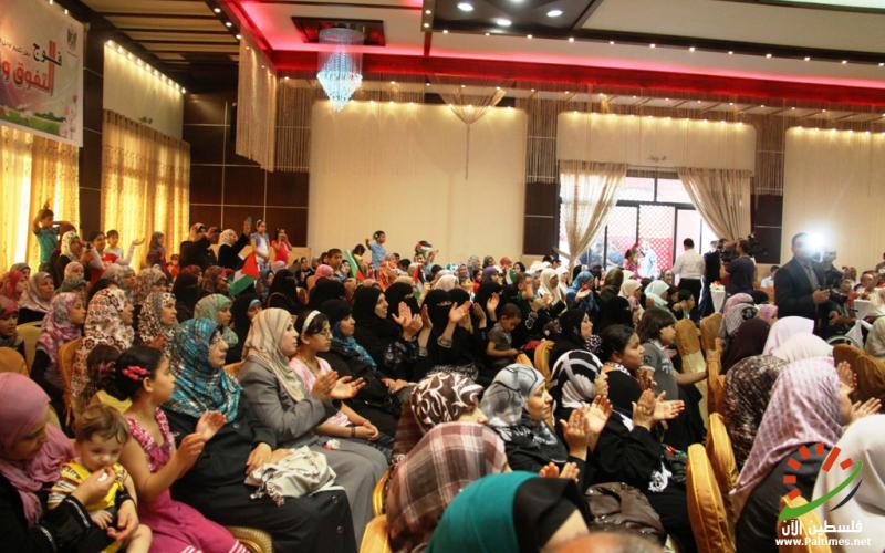 صور.. هنية يكرم أوائل التوجيهي بقطاع غزة