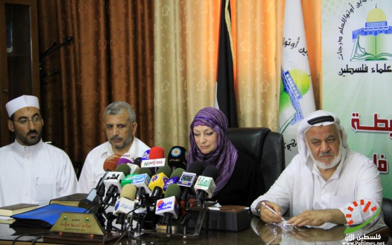 بالصور.. سيدة بريطانية تعلن إسلامها بغزة