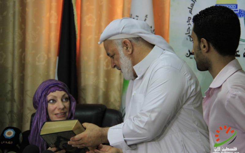 بالصور.. سيدة بريطانية تعلن إسلامها بغزة