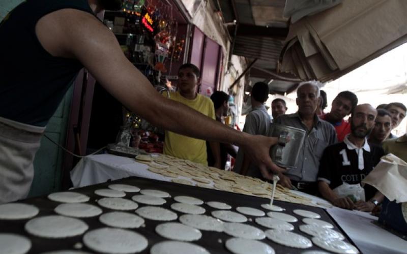 صور.. "قطايف رمضان" فاكهة الصائمين