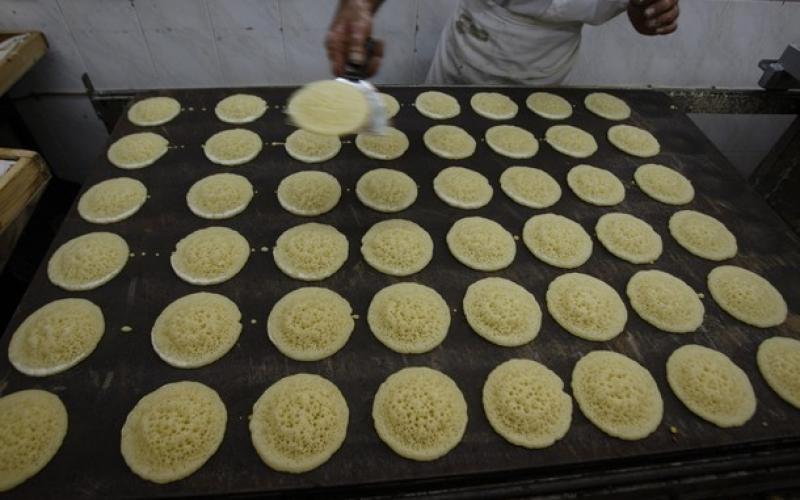 صور.. "قطايف رمضان" فاكهة الصائمين