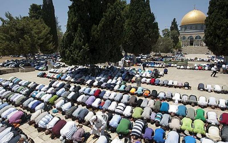 بالصور.. القدس.. نشاط إيماني وترهل اقتصادي