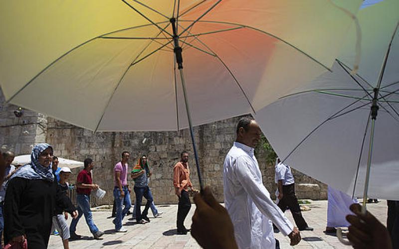 بالصور.. القدس.. نشاط إيماني وترهل اقتصادي