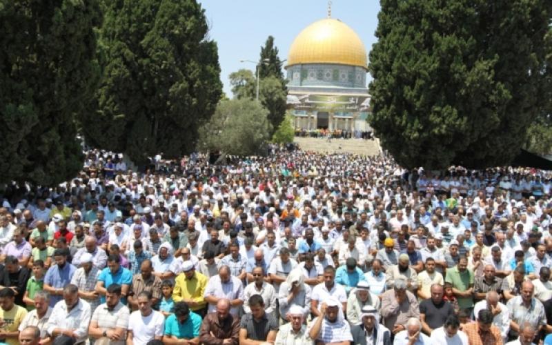 صور .. 250 ألف مصلٍ أدوا الجمعة في الأقصى