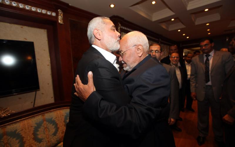 صور.. هنية يزور مقر الإخوان ويلتقي قادتها