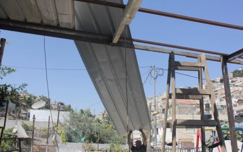 بالصور.. منع المقدسيين من إقامة مظلات ببيوتهم
