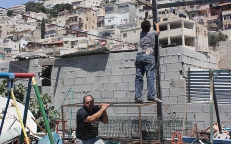 بالصور.. منع المقدسيين من إقامة مظلات ببيوتهم