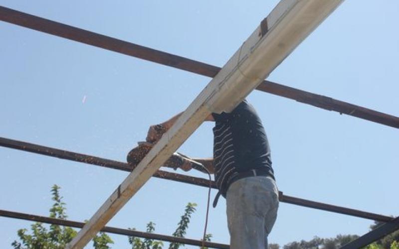 بالصور.. منع المقدسيين من إقامة مظلات ببيوتهم