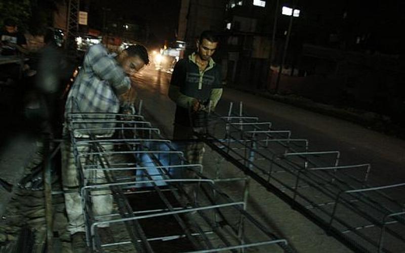 صور.. حرارة النهار تدفع العمال للبناء ليلاً بغزة
