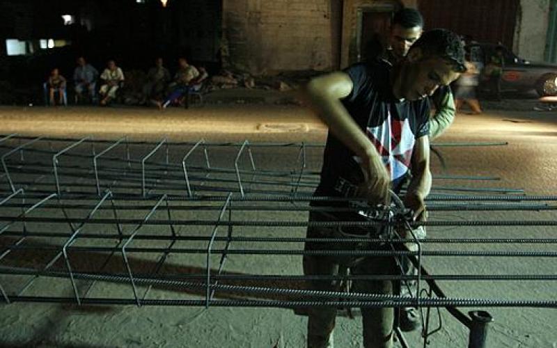 صور.. حرارة النهار تدفع العمال للبناء ليلاً بغزة