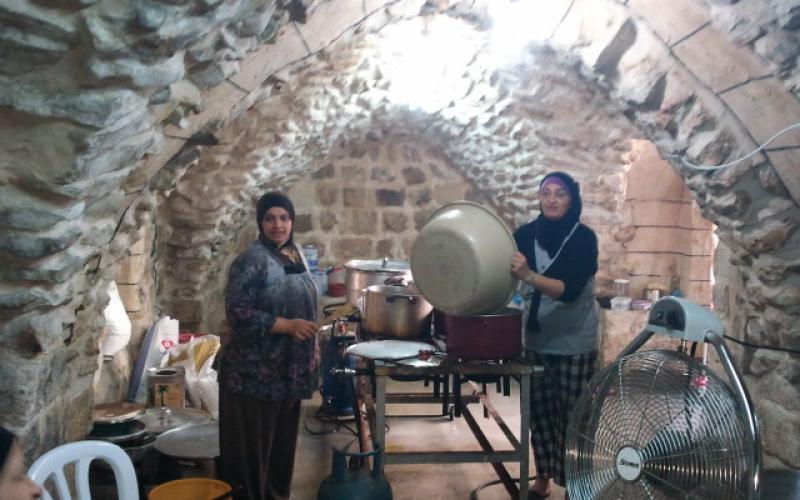 بالصور.. "تكية نابلس"وجبات يومية للفقراء