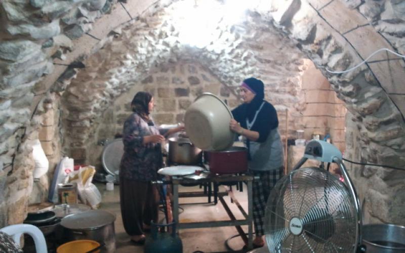 بالصور.. "تكية نابلس"وجبات يومية للفقراء