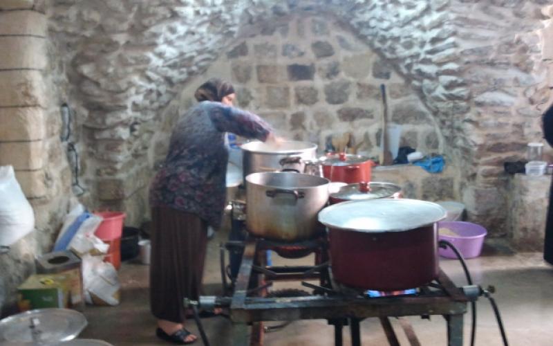 بالصور.. "تكية نابلس"وجبات يومية للفقراء