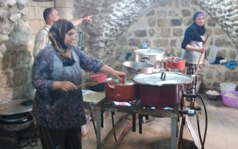 بالصور.. "تكية نابلس"وجبات يومية للفقراء