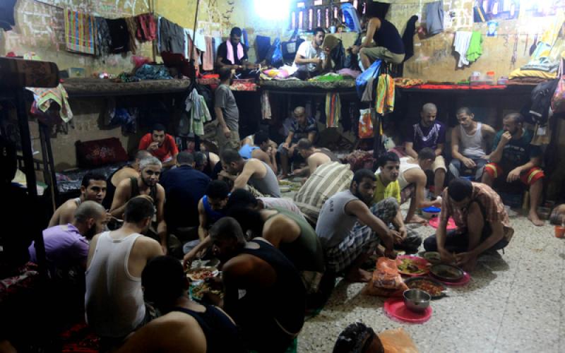 صور.. إفطار وتراويح بسجن غزة المركزي