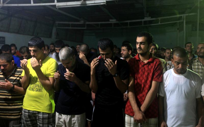 صور.. إفطار وتراويح بسجن غزة المركزي