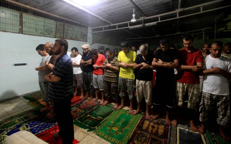 صور.. إفطار وتراويح بسجن غزة المركزي