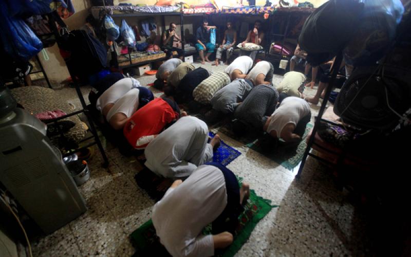 صور.. إفطار وتراويح بسجن غزة المركزي