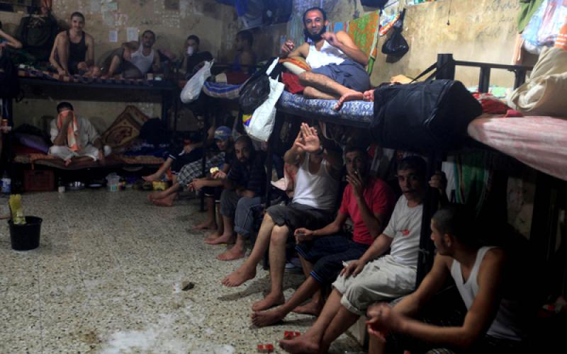 صور.. إفطار وتراويح بسجن غزة المركزي