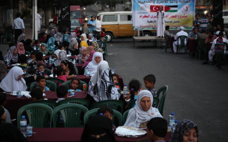 صور.. "واعد" تقيم إفطاراً جماعياً لأهالي الأسرى
