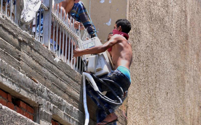 صور: مقر "الإخوان"بعد حرقه من "بلطجية"