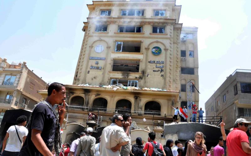 صور: مقر "الإخوان"بعد حرقه من "بلطجية"