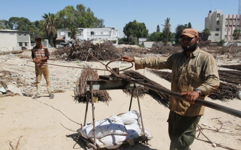 صور: إعادة استصلاح حديد البناء بغزة