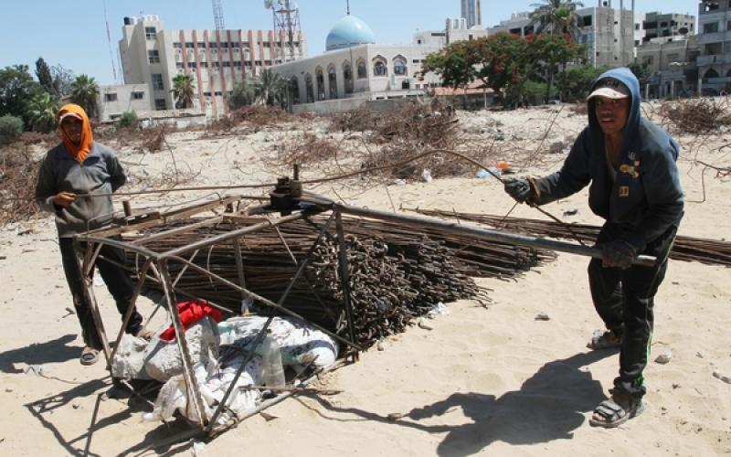 صور: إعادة استصلاح حديد البناء بغزة