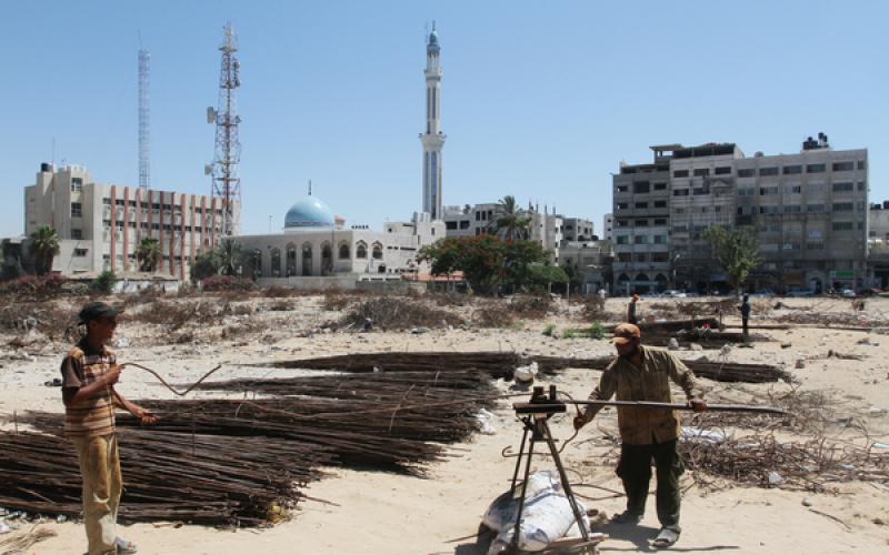 صور: إعادة استصلاح حديد البناء بغزة