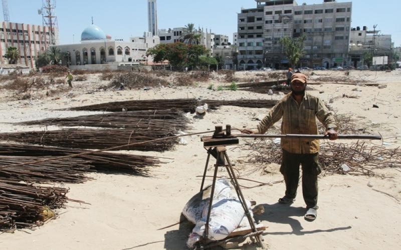 صور: إعادة استصلاح حديد البناء بغزة