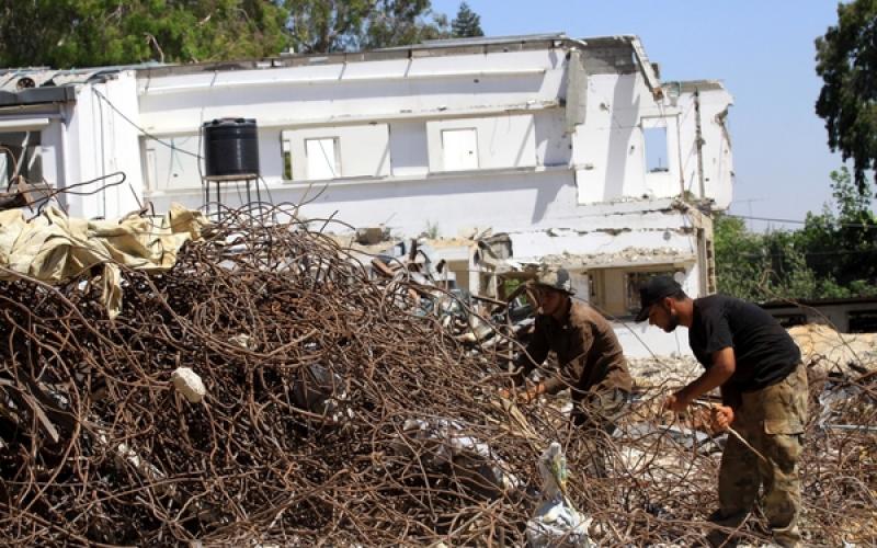 صور: إعادة استصلاح حديد البناء بغزة