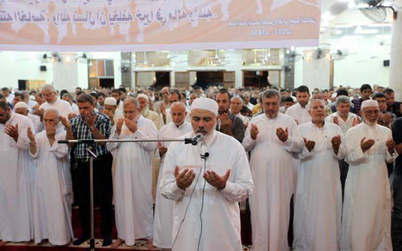 صور: هنية يفتتح مسجد ويؤم التراويح