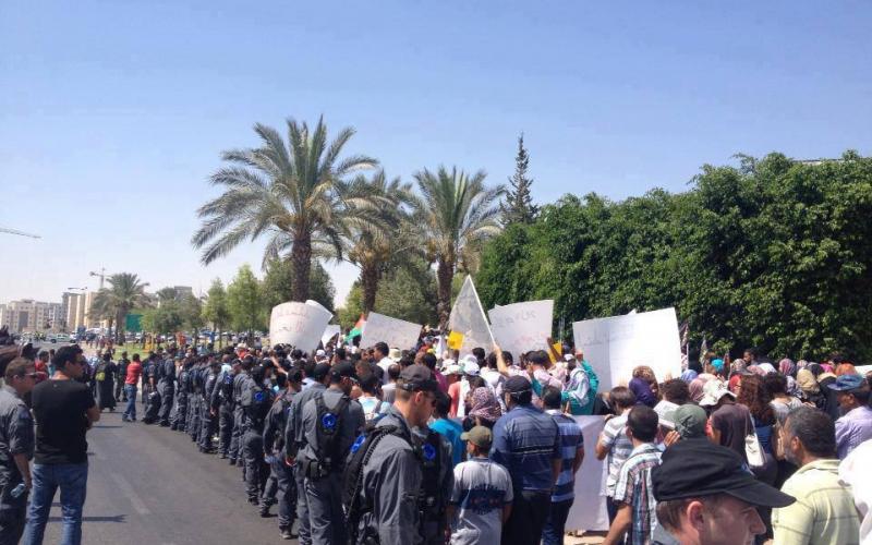 بالصور: الاحتلال يهاجم  مظاهرة رافضة لـ"برافر"بالنقب