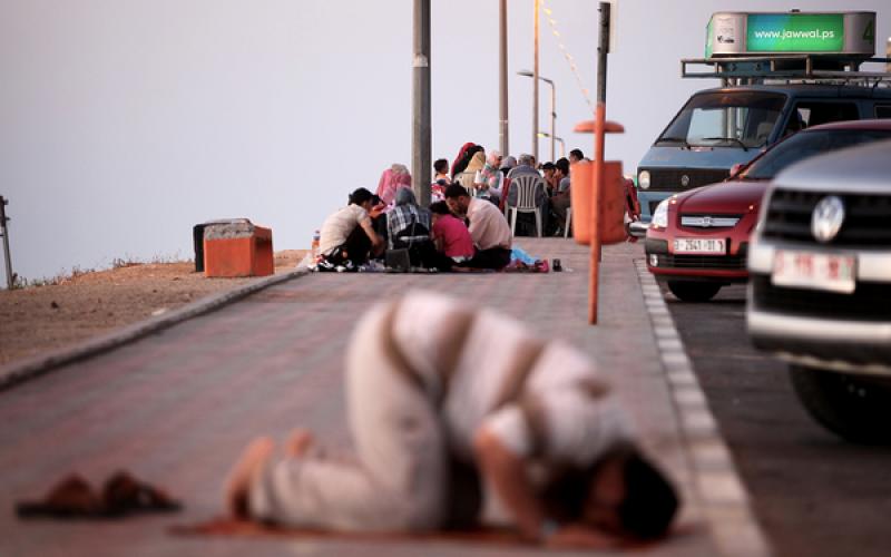 صور: الإفطار على شاطئ بحر غزة