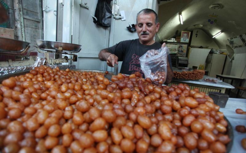 صور: أطعمة شعبية بنابلس.. حلويات وفلافل