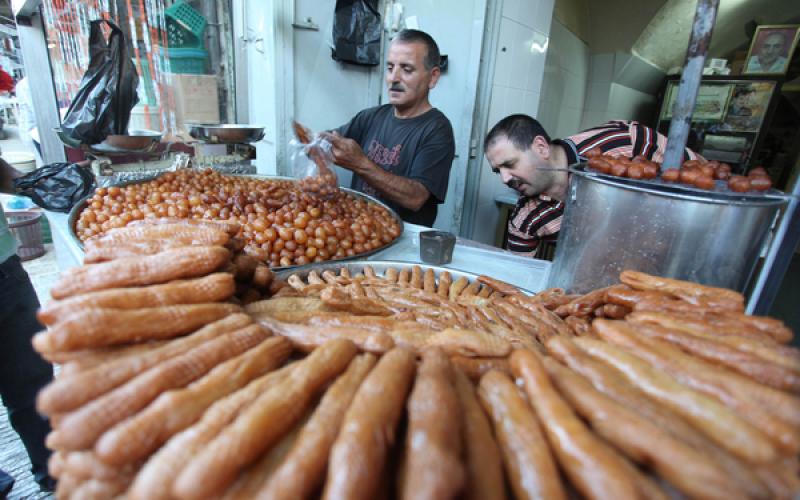 صور: أطعمة شعبية بنابلس.. حلويات وفلافل