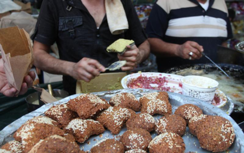 صور: أطعمة شعبية بنابلس.. حلويات وفلافل